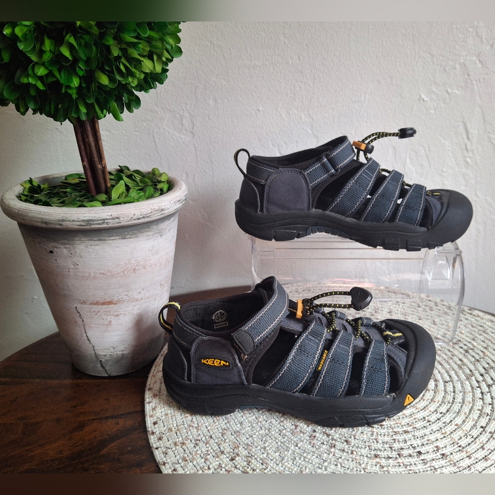 Kids Keen Black and Gray Sandals Size 2.